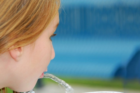 Los dispensadores de agua en las escuelas mejoran la salud de los niños 