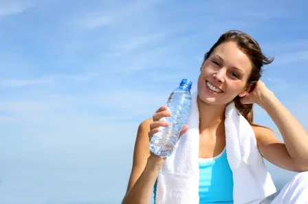 SEs recomana beure aigua abans, durant i després de la pràctica esportiva. Els dispensadors d'aigua ho faciliten. 