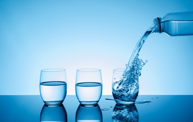 La hidratación resulta clave para el rendimiento laboral. Los dispensadores y fuentes de agua facilitan esta hidratación. 